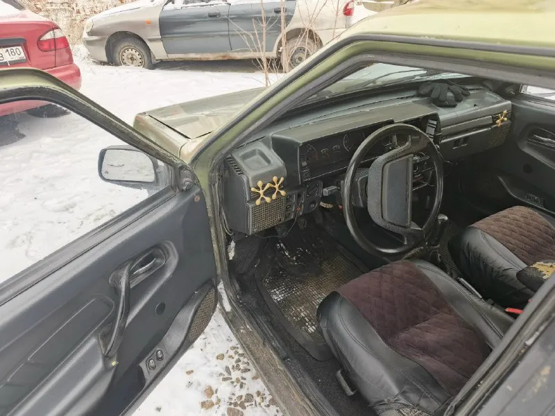 Продам ваз 21099. 1999г. карбюратор. 1.5. двигатель бодрый, не дымит, не троит. коробка 5ст. ходовка перебрана: новые привода полностью, стойки в круг, ромашки, шаровые. по кузову варили пару лет назад: пороги, дно, крепление под балку, телевизор. внешка на фото, на езду не влияет. салон чистый и опрятный. на сиденьях велюровые чехлы. передние электростеклоподъемники, еврокарты с ваз 2115.багажник с кнопки открывается. по электрике все работает: печка отлично геет, ближний- дальний свет, повороты, дворники. все моргает - светится. стоит хорошая резина белка. авто местное не пригон. стс, птс, дкп на руках. цена 105000р. торг только на бензин. осмотр горловка. +79493236024 тг +79490483870 миранда 📞 звоните: +7(949)3236024 - фотография - 7