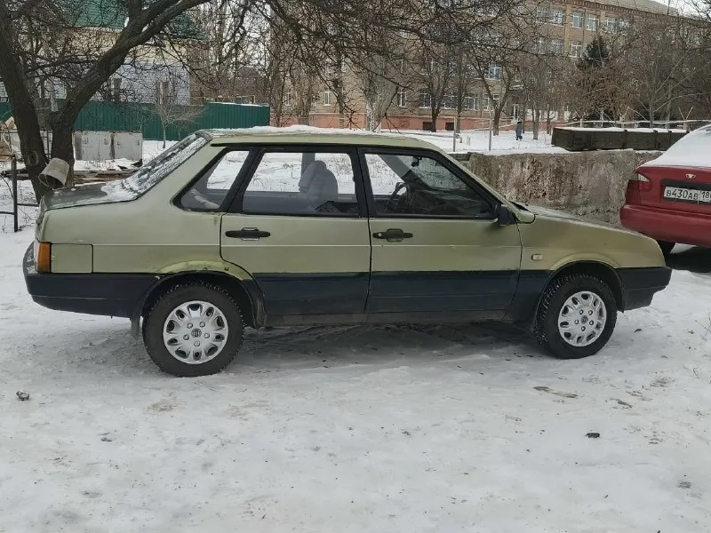 Продам ваз 21099. 1999г. карбюратор. 1.5. двигатель бодрый, не дымит, не троит. коробка 5ст. ходовка перебрана: новые привода полностью, стойки в круг, ромашки, шаровые. по кузову варили пару лет назад: пороги, дно, крепление под балку, телевизор. внешка на фото, на езду не влияет. салон чистый и опрятный. на сиденьях велюровые чехлы. передние электростеклоподъемники, еврокарты с ваз 2115.багажник с кнопки открывается. по электрике все работает: печка отлично геет, ближний- дальний свет, повороты, дворники. все моргает - светится. стоит хорошая резина белка. авто местное не пригон. стс, птс, дкп на руках. цена 105000р. торг только на бензин. осмотр горловка. +79493236024 тг +79490483870 миранда 📞 звоните: +7(949)3236024 - фотография - 8