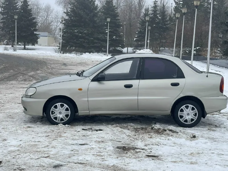 Продам автомобиль, chevrolet lanos, состояние авто очень хорошее! как внешне так и технически! ржавчин гнилья нету ! мотор работает как часики! не дымит, масло не ест ! мкпп обслужена переключает отлично, не хрустит и не выбивает! салон чистый и ухоженный! по электрике все работает !акб стоит новый ! днище пороги, стаканы целые, все в в отличном состоянии! по документам все кристально чисто, без штрафов арестов и запретов! любой вид переоформления! год выпуска 2007 пробег 182.000 тыс, оригинал! объем двигателя 1.5 гур кондиционер 2 стеклоподъемника сигнализация центральный замок приятная акустика подушки безопасности. цена авто 270.000 тыс рублей, торг реальному покупателю! по телефону не торгуюсь! звоните в любое время дня и ночи {+7949-083-89-33} осмотр автомобиля, г. донецк 📞 звоните: +7(949)0838933 - фотография - 3