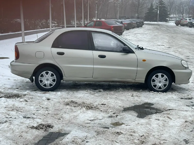 Продам автомобиль, chevrolet lanos, состояние авто очень хорошее! как внешне так и технически! ржавчин гнилья нету ! мотор работает как часики! не дымит, масло не ест ! мкпп обслужена переключает отлично, не хрустит и не выбивает! салон чистый и ухоженный! по электрике все работает !акб стоит новый ! днище пороги, стаканы целые, все в в отличном состоянии! по документам все кристально чисто, без штрафов арестов и запретов! любой вид переоформления! год выпуска 2007 пробег 182.000 тыс, оригинал! объем двигателя 1.5 гур кондиционер 2 стеклоподъемника сигнализация центральный замок приятная акустика подушки безопасности. цена авто 270.000 тыс рублей, торг реальному покупателю! по телефону не торгуюсь! звоните в любое время дня и ночи {+7949-083-89-33} осмотр автомобиля, г. донецк 📞 звоните: +7(949)0838933 - фотография - 4