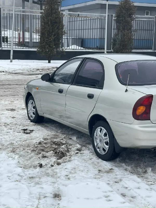 Продам автомобиль, chevrolet lanos, состояние авто очень хорошее! как внешне так и технически! ржавчин гнилья нету ! мотор работает как часики! не дымит, масло не ест ! мкпп обслужена переключает отлично, не хрустит и не выбивает! салон чистый и ухоженный! по электрике все работает !акб стоит новый ! днище пороги, стаканы целые, все в в отличном состоянии! по документам все кристально чисто, без штрафов арестов и запретов! любой вид переоформления! год выпуска 2007 пробег 182.000 тыс, оригинал! объем двигателя 1.5 гур кондиционер 2 стеклоподъемника сигнализация центральный замок приятная акустика подушки безопасности. цена авто 270.000 тыс рублей, торг реальному покупателю! по телефону не торгуюсь! звоните в любое время дня и ночи {+7949-083-89-33} осмотр автомобиля, г. донецк 📞 звоните: +7(949)0838933 - фотография - 5