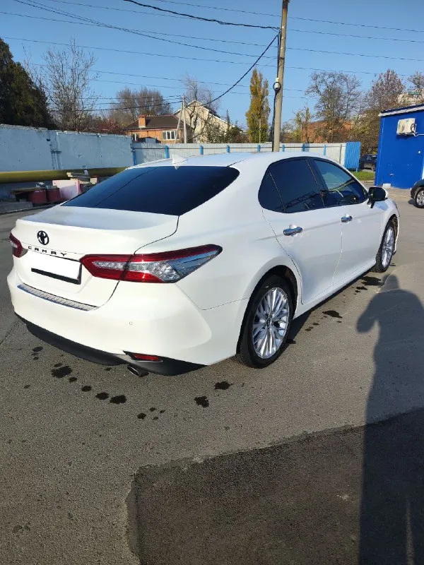 Продам toyota camry( toyota камри) 2019 года выпуска. выехала из салона в 2020. двигатель:3.5(249 л. с) коробка автомат(8-ступенчатый). в отличном техническом состоянии, двигатель шепчет, коробка листает как положено. машина в родном окрасе, без дтп и расчетов. машина дилерская(не америка). максимальная комплектация(executive safety):проекция на лобовое, камеры 360,вентиляция сидений, два ключа, старт-стоп, электро-шторки и т. д.последние то было 2 тысячи назад, машина обслужена. ходовая без единого стука. комплект зимней резины. с документами все отлично, я собственник машины. машина в керамике. остальные вопросы можете задать по телефону. цена 2.800.000. руб. тел. фен. +79493082622 мтс. +79787201935 📞 звоните: +7(949)3082622 - фотография - 3
