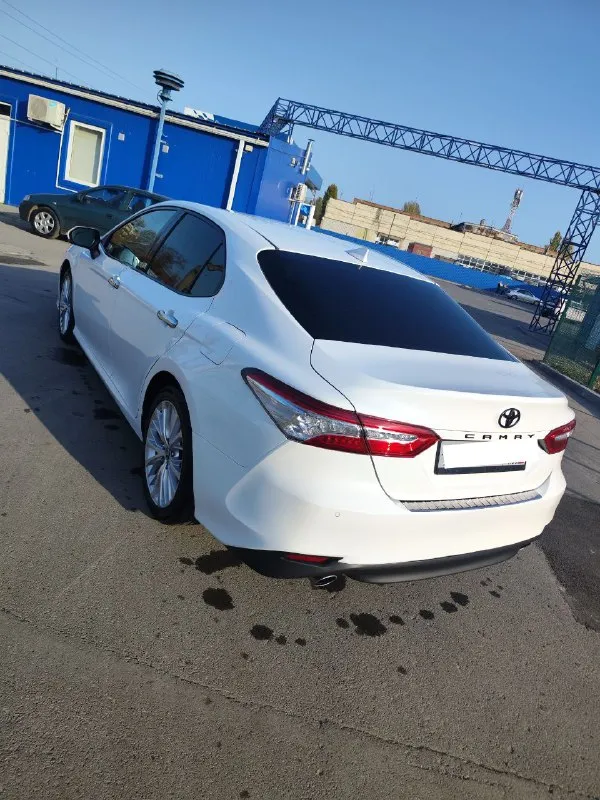 Продам toyota camry( toyota камри) 2019 года выпуска. выехала из салона в 2020. двигатель:3.5(249 л. с) коробка автомат(8-ступенчатый). в отличном техническом состоянии, двигатель шепчет, коробка листает как положено. машина в родном окрасе, без дтп и расчетов. машина дилерская(не америка). максимальная комплектация(executive safety):проекция на лобовое, камеры 360,вентиляция сидений, два ключа, старт-стоп, электро-шторки и т. д.последние то было 2 тысячи назад, машина обслужена. ходовая без единого стука. комплект зимней резины. с документами все отлично, я собственник машины. машина в керамике. остальные вопросы можете задать по телефону. цена 2.800.000. руб. тел. фен. +79493082622 мтс. +79787201935 📞 звоните: +7(949)3082622 - фотография - 4