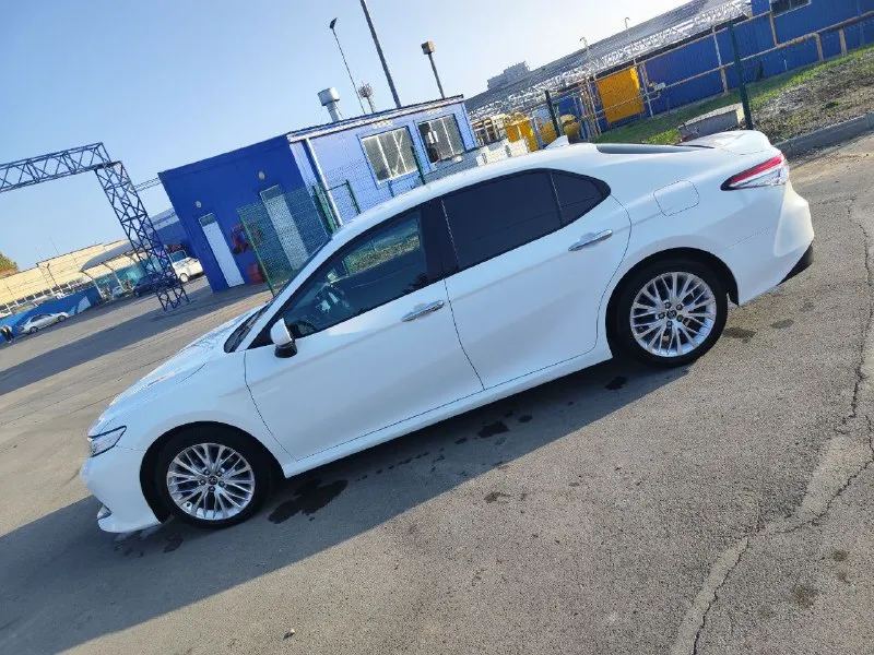 Продам toyota camry( toyota камри) 2019 года выпуска. выехала из салона в 2020. двигатель:3.5(249 л. с) коробка автомат(8-ступенчатый). в отличном техническом состоянии, двигатель шепчет, коробка листает как положено. машина в родном окрасе, без дтп и расчетов. машина дилерская(не америка). максимальная комплектация(executive safety):проекция на лобовое, камеры 360,вентиляция сидений, два ключа, старт-стоп, электро-шторки и т. д.последние то было 2 тысячи назад, машина обслужена. ходовая без единого стука. комплект зимней резины. с документами все отлично, я собственник машины. машина в керамике. остальные вопросы можете задать по телефону. цена 2.800.000. руб. тел. фен. +79493082622 мтс. +79787201935 📞 звоните: +7(949)3082622 - фотография - 7