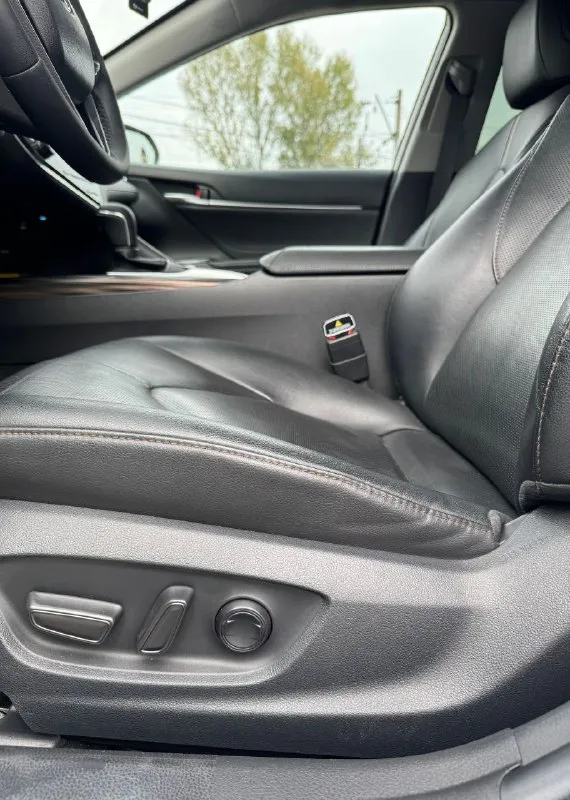 Продам toyota camry( toyota камри) 2019 года выпуска. выехала из салона в 2020. двигатель:3.5(249 л. с) коробка автомат(8-ступенчатый). в отличном техническом состоянии, двигатель шепчет, коробка листает как положено. машина в родном окрасе, без дтп и расчетов. машина дилерская(не америка). максимальная комплектация(executive safety):проекция на лобовое, камеры 360,вентиляция сидений, два ключа, старт-стоп, электро-шторки и т. д.последние то было 2 тысячи назад, машина обслужена. ходовая без единого стука. комплект зимней резины. с документами все отлично, я собственник машины. машина в керамике. остальные вопросы можете задать по телефону. цена 2.800.000. руб. тел. фен. +79493082622 мтс. +79787201935 📞 звоните: +7(949)3082622 - фотография - 8