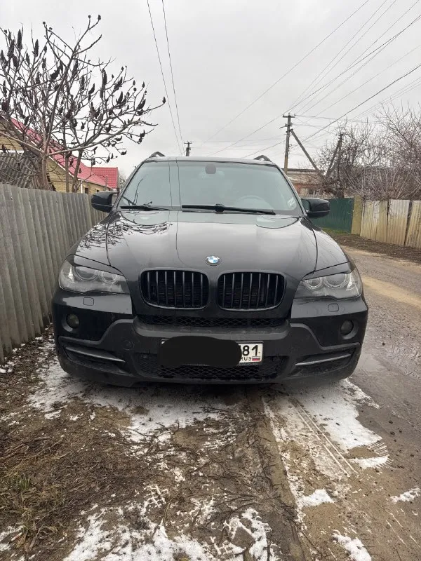 Продаю bmw x5 e70 (дорест) 2008 г. в. 3.0 пробег: 307000 км. на пробеге в 299000 км заменен двигатель (был куплен полумертвый). двигатель заказал контрактный, но его полностью разобрал и начинил новыми запчастями (кольца, вкладыши, цепи, помпа, термостат, прокладки и т. д.) есть полный список запчастей на которые ушло 200000₽, делал для себя. коробка не пинает, масло не менял так как владею недолго, та и не вижу пока смысла менять. машина пригнана из германии. птс дубликат, там я второй владелец. машина хорошая, но жилье нужнее) цена: 1900000₽ (торг по факту) тел: +79595172450 📞 звоните: +7(959)5172450 - фотография - 2