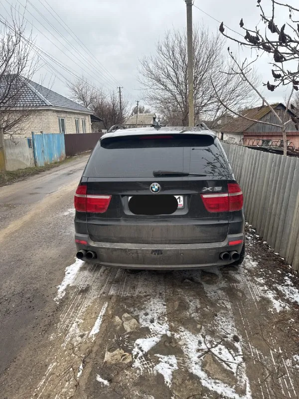 Продаю bmw x5 e70 (дорест) 2008 г. в. 3.0 пробег: 307000 км. на пробеге в 299000 км заменен двигатель (был куплен полумертвый). двигатель заказал контрактный, но его полностью разобрал и начинил новыми запчастями (кольца, вкладыши, цепи, помпа, термостат, прокладки и т. д.) есть полный список запчастей на которые ушло 200000₽, делал для себя. коробка не пинает, масло не менял так как владею недолго, та и не вижу пока смысла менять. машина пригнана из германии. птс дубликат, там я второй владелец. машина хорошая, но жилье нужнее) цена: 1900000₽ (торг по факту) тел: +79595172450 📞 звоните: +7(959)5172450 - фотография - 3
