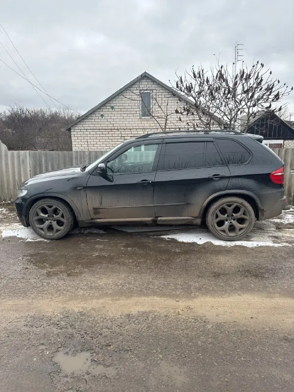Продаю bmw x5 e70 (дорест) 2008 г. в. 3.0 пробег: 307000 км. на пробеге в 299000 км заменен двигатель (был куплен полумертвый). двигатель заказал контрактный, но его полностью разобрал и начинил новыми запчастями (кольца, вкладыши, цепи, помпа, термостат, прокладки и т. д.) есть полный список запчастей на которые ушло 200000₽, делал для себя. коробка не пинает, масло не менял так как владею недолго, та и не вижу пока смысла менять. машина пригнана из германии. птс дубликат, там я второй владелец. машина хорошая, но жилье нужнее) цена: 1900000₽ (торг по факту) тел: +79595172450 📞 звоните: +7(959)5172450 - фотография - 4