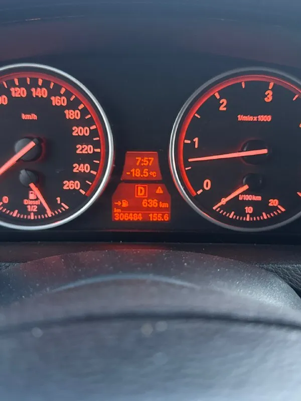 Продаю bmw x5 e70 (дорест) 2008 г. в. 3.0 пробег: 307000 км. на пробеге в 299000 км заменен двигатель (был куплен полумертвый). двигатель заказал контрактный, но его полностью разобрал и начинил новыми запчастями (кольца, вкладыши, цепи, помпа, термостат, прокладки и т. д.) есть полный список запчастей на которые ушло 200000₽, делал для себя. коробка не пинает, масло не менял так как владею недолго, та и не вижу пока смысла менять. машина пригнана из германии. птс дубликат, там я второй владелец. машина хорошая, но жилье нужнее) цена: 1900000₽ (торг по факту) тел: +79595172450 📞 звоните: +7(959)5172450 - фотография - 5