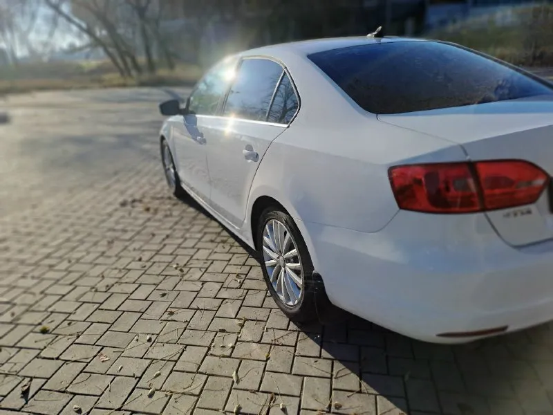 Продаю volkswagen jetta 2011 года 2.5 бензин комплектация sel старт–стоп, бесключевой доступ отдаю автомобиль с номерами с626ае автомобиль масло не ест, не дымит, коробка не пинается, отдаю новые противотуманные фары bi-led запакованные в коробке сейчас стоит зимний комплект резины, отдам летний комплект резины 1 100 000 +79493189555 📞 звоните: +7(949)3189555 - фотография - 2