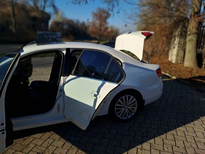 Продаю volkswagen jetta 2011 года 2.5 бензин комплектация sel старт–стоп, бесключевой доступ отдаю автомобиль с номерами с626ае автомобиль масло не ест, не дымит, коробка не пинается, отдаю новые противотуманные фары bi-led запакованные в коробке сейчас стоит зимний комплект резины, отдам летний комплект резины 1 100 000 +79493189555 📞 звоните: +7(949)3189555 - фотография - 7