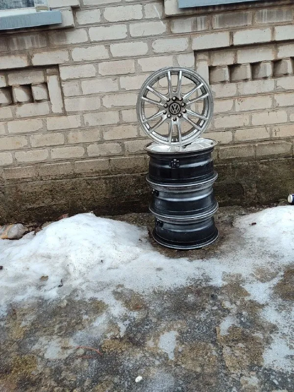 Продам литые диски r -15 состояние новых разболтовка 5*112 стояли на volkswagen гольф цена 30к. все... - фотография