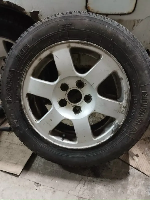 Газ 3110 в разборе подробнее по +79497417630 г. ясиноватая комплект колёс на литых дисках р15, разболтовка 5х108, ц. о. 58.1 подходит на волгу, фокус, некоторые вольво, audi и тд. резина кама никола 195/65/15 всесезонка в хорошем состоянии. цена за комплект: 25 тыс + торг для быстрых. тел для связи : +79497417630, можно в лс (вк, тг) г. ясиноватая 📞 звоните: +7(949)7417630 - фотография - 5