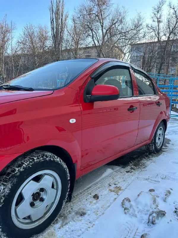 Продам chevrolet aveo, 2008 г. ✅ пробег: 219 000 км ✅ двигатель: 1.5 мт (украинская сборка) ✅ хозяев: 2 за всю историю ✅ состояние: отличное, полностью обслужена 🛠 техническое состояние: двигатель 1.5 работает ровно, не дымит, не троит. 🔧 29 000 км назад был капитальный ремонт двигателя. кузов целый, без дтп, дно и пороги заводские, без намёка на гниль. коробка идеал, без хрустов и вылетов. ходовая взбитая, без посторонних звуков. электрика всё работает исправно. ✨ богатая комплектация 📗 автотека — зелёная 🚘 машина использовалась только по луганской области 📄 продажа от собственника 📍 осмотр: г. свердловск 💰 цена: 499 000 ₽ 💬 торг реальному покупателю возле капота 📞 телефон: +7 (959) 187 1883 📞 звоните: +7(959)1871883 - фотография - 2