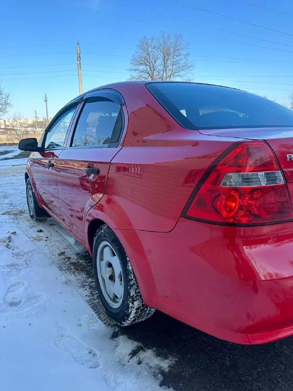 Продам chevrolet aveo, 2008 г. ✅ пробег: 219 000 км ✅ двигатель: 1.5 мт (украинская сборка) ✅ хозяев: 2 за всю историю ✅ состояние: отличное, полностью обслужена 🛠 техническое состояние: двигатель 1.5 работает ровно, не дымит, не троит. 🔧 29 000 км назад был капитальный ремонт двигателя. кузов целый, без дтп, дно и пороги заводские, без намёка на гниль. коробка идеал, без хрустов и вылетов. ходовая взбитая, без посторонних звуков. электрика всё работает исправно. ✨ богатая комплектация 📗 автотека — зелёная 🚘 машина использовалась только по луганской области 📄 продажа от собственника 📍 осмотр: г. свердловск 💰 цена: 499 000 ₽ 💬 торг реальному покупателю возле капота 📞 телефон: +7 (959) 187 1883 📞 звоните: +7(959)1871883 - фотография - 3