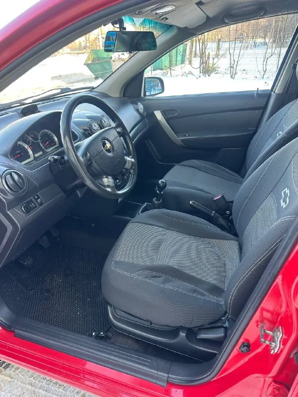 Продам chevrolet aveo, 2008 г. ✅ пробег: 219 000 км ✅ двигатель: 1.5 мт (украинская сборка) ✅ хозяев: 2 за всю историю ✅ состояние: отличное, полностью обслужена 🛠 техническое состояние: двигатель 1.5 работает ровно, не дымит, не троит. 🔧 29 000 км назад был капитальный ремонт двигателя. кузов целый, без дтп, дно и пороги заводские, без намёка на гниль. коробка идеал, без хрустов и вылетов. ходовая взбитая, без посторонних звуков. электрика всё работает исправно. ✨ богатая комплектация 📗 автотека — зелёная 🚘 машина использовалась только по луганской области 📄 продажа от собственника 📍 осмотр: г. свердловск 💰 цена: 499 000 ₽ 💬 торг реальному покупателю возле капота 📞 телефон: +7 (959) 187 1883 📞 звоните: +7(959)1871883 - фотография - 7