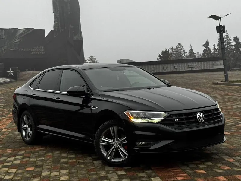 В продаже volkswagen jetta r-line 2020 года выпуска автомобиль в оригинальном r-line обвесе в очень достойной комплектации с родным пробегом 50.000км! двигатель бензиновый 1.4 турбо, работает идеально без шумов, масло не берет, расходники были заменены, коробка с ходовой отрабатывают отлично без затупов и пинков! комплектация: панорама, двух цветный кожаный салон, дорогая музыка, датчики слепых зон, режимы езды, помощь при парковке и тд! автомобиль имеет очень красивый внешний вид без внимания не остаётся, юридически абсолютно чистый, возможна продажа в кредит также рассмотрю ваши предложения на обмен! осмотр донецк цена: 1.980.000₽, торг быстрому покупателю ☎️ +7 (949) 356-33-70 📞 звоните: +7(949)3563370 - фотография - 2