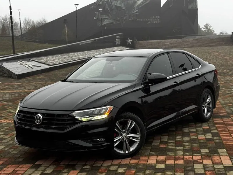 В продаже volkswagen jetta r-line 2020 года выпуска автомобиль в оригинальном r-line обвесе в очень достойной комплектации с родным пробегом 50.000км! двигатель бензиновый 1.4 турбо, работает идеально без шумов, масло не берет, расходники были заменены, коробка с ходовой отрабатывают отлично без затупов и пинков! комплектация: панорама, двух цветный кожаный салон, дорогая музыка, датчики слепых зон, режимы езды, помощь при парковке и тд! автомобиль имеет очень красивый внешний вид без внимания не остаётся, юридически абсолютно чистый, возможна продажа в кредит также рассмотрю ваши предложения на обмен! осмотр донецк цена: 1.980.000₽, торг быстрому покупателю ☎️ +7 (949) 356-33-70 📞 звоните: +7(949)3563370 - фотография - 3