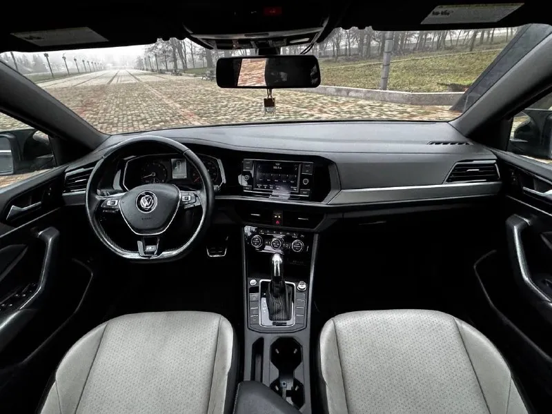 В продаже volkswagen jetta r-line 2020 года выпуска автомобиль в оригинальном r-line обвесе в очень достойной комплектации с родным пробегом 50.000км! двигатель бензиновый 1.4 турбо, работает идеально без шумов, масло не берет, расходники были заменены, коробка с ходовой отрабатывают отлично без затупов и пинков! комплектация: панорама, двух цветный кожаный салон, дорогая музыка, датчики слепых зон, режимы езды, помощь при парковке и тд! автомобиль имеет очень красивый внешний вид без внимания не остаётся, юридически абсолютно чистый, возможна продажа в кредит также рассмотрю ваши предложения на обмен! осмотр донецк цена: 1.980.000₽, торг быстрому покупателю ☎️ +7 (949) 356-33-70 📞 звоните: +7(949)3563370 - фотография - 6