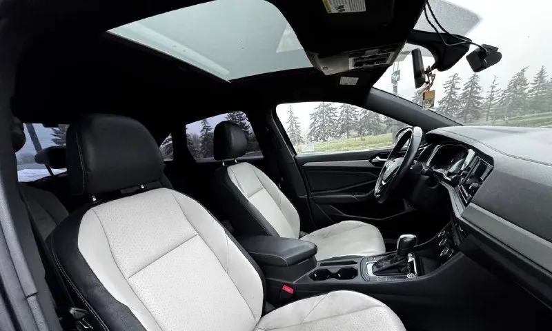 В продаже volkswagen jetta r-line 2020 года выпуска автомобиль в оригинальном r-line обвесе в очень достойной комплектации с родным пробегом 50.000км! двигатель бензиновый 1.4 турбо, работает идеально без шумов, масло не берет, расходники были заменены, коробка с ходовой отрабатывают отлично без затупов и пинков! комплектация: панорама, двух цветный кожаный салон, дорогая музыка, датчики слепых зон, режимы езды, помощь при парковке и тд! автомобиль имеет очень красивый внешний вид без внимания не остаётся, юридически абсолютно чистый, возможна продажа в кредит также рассмотрю ваши предложения на обмен! осмотр донецк цена: 1.980.000₽, торг быстрому покупателю ☎️ +7 (949) 356-33-70 📞 звоните: +7(949)3563370 - фотография - 7