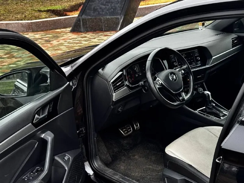 В продаже volkswagen jetta r-line 2020 года выпуска автомобиль в оригинальном r-line обвесе в очень достойной комплектации с родным пробегом 50.000км! двигатель бензиновый 1.4 турбо, работает идеально без шумов, масло не берет, расходники были заменены, коробка с ходовой отрабатывают отлично без затупов и пинков! комплектация: панорама, двух цветный кожаный салон, дорогая музыка, датчики слепых зон, режимы езды, помощь при парковке и тд! автомобиль имеет очень красивый внешний вид без внимания не остаётся, юридически абсолютно чистый, возможна продажа в кредит также рассмотрю ваши предложения на обмен! осмотр донецк цена: 1.980.000₽, торг быстрому покупателю ☎️ +7 (949) 356-33-70 📞 звоните: +7(949)3563370 - фотография - 8