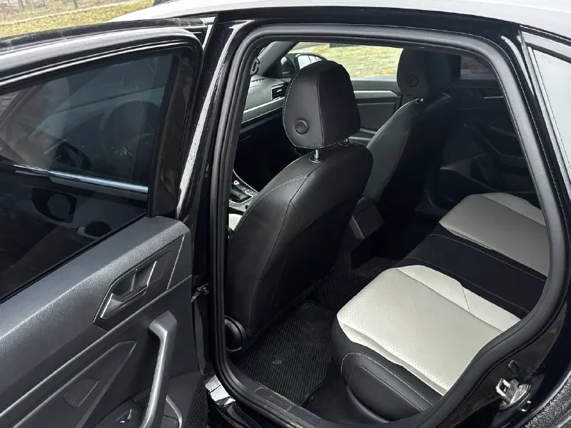 В продаже volkswagen jetta r-line 2020 года выпуска автомобиль в оригинальном r-line обвесе в очень достойной комплектации с родным пробегом 50.000км! двигатель бензиновый 1.4 турбо, работает идеально без шумов, масло не берет, расходники были заменены, коробка с ходовой отрабатывают отлично без затупов и пинков! комплектация: панорама, двух цветный кожаный салон, дорогая музыка, датчики слепых зон, режимы езды, помощь при парковке и тд! автомобиль имеет очень красивый внешний вид без внимания не остаётся, юридически абсолютно чистый, возможна продажа в кредит также рассмотрю ваши предложения на обмен! осмотр донецк цена: 1.980.000₽, торг быстрому покупателю ☎️ +7 (949) 356-33-70 📞 звоните: +7(949)3563370 - фотография - 9