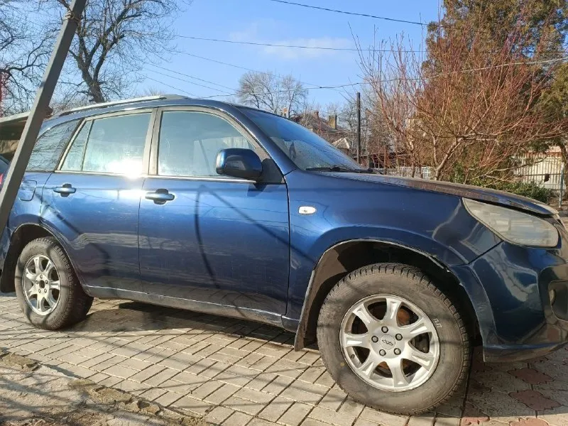 Продам cherry tiggo t11 fl 1.8 механика, 132 л. с. пробег 195500 машина ухоженная, все сделано для себя по технической части: двигатель работает без нареканий, замена ремня и роликов грм была год назад коробка в идеале, все передачи включаются без усилий ходовка полностью заменена на toyota rav4 ( по размерам идентична), все детали оригинальные toyota рулевая колонка в сборе заменена пол года назад дворники заменены вместе с трапецией новый стартер аккумулятор akom ( покупал меньше года назад) тормозные колодки и тормозные диски новые( проехали около 300-400км) на зимней резине pirelli ice zero ( состояние отличное) и отдам полный комплект летней резины установлен регистратор 70mai по лкп: состояние удовлетворительное, но не идеальное были царапины и рыжики, обрабатывал и подмазывал гнили и дырок нет есть мелкие недостатки по электрике не влияющие на езду с документами все в порядке, штрафов нет. на рос. учёте полное переоформление в мрэо +7949 369-36-88 650.000р. торг т 📞 звоните: +7(949)3693688 - фотография - 2