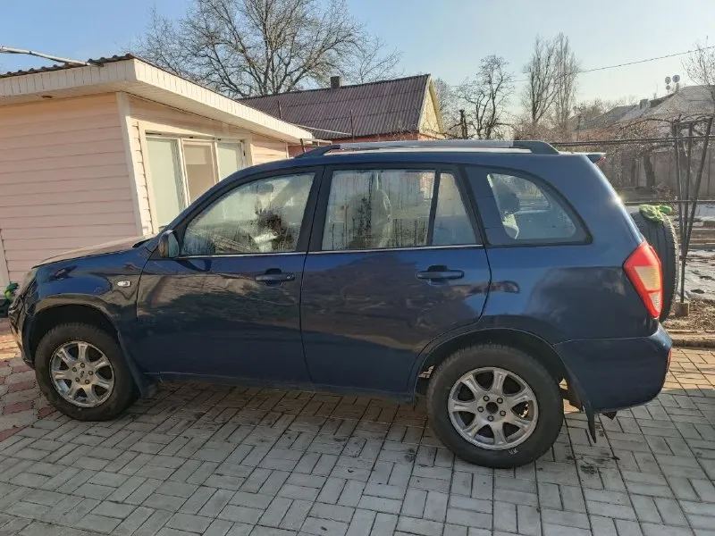 Продам cherry tiggo t11 fl 1.8 механика, 132 л. с. пробег 195500 машина ухоженная, все сделано для себя по технической части: двигатель работает без нареканий, замена ремня и роликов грм была год назад коробка в идеале, все передачи включаются без усилий ходовка полностью заменена на toyota rav4 ( по размерам идентична), все детали оригинальные toyota рулевая колонка в сборе заменена пол года назад дворники заменены вместе с трапецией новый стартер аккумулятор akom ( покупал меньше года назад) тормозные колодки и тормозные диски новые( проехали около 300-400км) на зимней резине pirelli ice zero ( состояние отличное) и отдам полный комплект летней резины установлен регистратор 70mai по лкп: состояние удовлетворительное, но не идеальное были царапины и рыжики, обрабатывал и подмазывал гнили и дырок нет есть мелкие недостатки по электрике не влияющие на езду с документами все в порядке, штрафов нет. на рос. учёте полное переоформление в мрэо +7949 369-36-88 650.000р. торг т 📞 звоните: +7(949)3693688 - фотография - 3