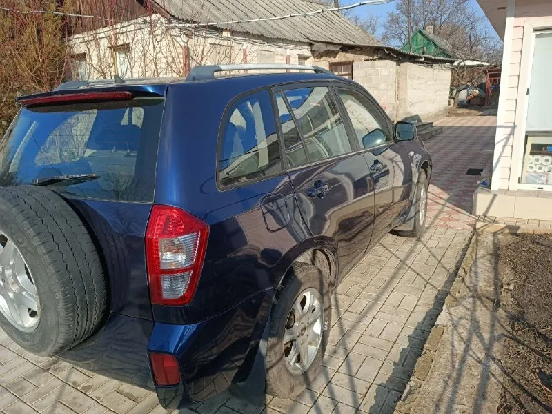 Продам cherry tiggo t11 fl 1.8 механика, 132 л. с. пробег 195500 машина ухоженная, все сделано для себя по технической части: двигатель работает без нареканий, замена ремня и роликов грм была год назад коробка в идеале, все передачи включаются без усилий ходовка полностью заменена на toyota rav4 ( по размерам идентична), все детали оригинальные toyota рулевая колонка в сборе заменена пол года назад дворники заменены вместе с трапецией новый стартер аккумулятор akom ( покупал меньше года назад) тормозные колодки и тормозные диски новые( проехали около 300-400км) на зимней резине pirelli ice zero ( состояние отличное) и отдам полный комплект летней резины установлен регистратор 70mai по лкп: состояние удовлетворительное, но не идеальное были царапины и рыжики, обрабатывал и подмазывал гнили и дырок нет есть мелкие недостатки по электрике не влияющие на езду с документами все в порядке, штрафов нет. на рос. учёте полное переоформление в мрэо +7949 369-36-88 650.000р. торг т 📞 звоните: +7(949)3693688 - фотография - 4