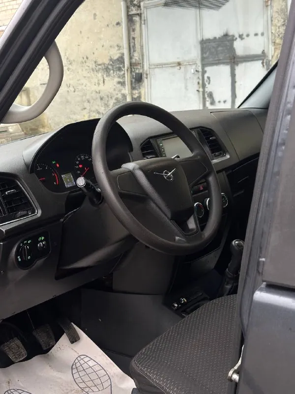 Продается уаз profi грузовой фургон 2018 года выпуска, готовый к любым задачам! • мощность двигателя: 150 л. с. – уверенная тяга для перевозки грузов. • пробег: 126 000 км. • состояние: полностью на ходу, готова к эксплуатации. • установлено газобаллонное оборудование (гбо), что позволит существенно снизить расходы на топливо. • прозрачная история обслуживания: автомобиль регулярно обслуживался на сертифицированном сто. готовы предоставить историю обслуживания по запросу. • обслуживание: - замена комплекта сцепления: обеспечивает плавное переключение передач и долгий срок службы. - дефектовка и полное обслуживание коробки передач: гарантирует надежную работу трансмиссии. • автомобиль находится в отличном техническом состоянии и не требует вложений. цена 1млн. руб. г. донецк +79493115540 дмитрий 📲 tg: olena galanova 📞 звоните: +7(949)3115540 - фотография - 3