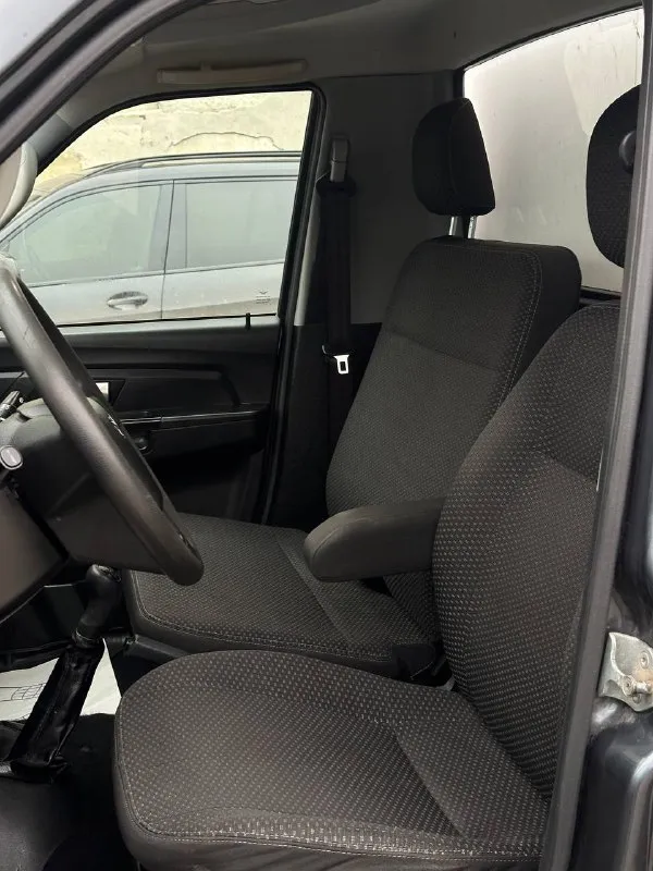 Продается уаз profi грузовой фургон 2018 года выпуска, готовый к любым задачам! • мощность двигателя: 150 л. с. – уверенная тяга для перевозки грузов. • пробег: 126 000 км. • состояние: полностью на ходу, готова к эксплуатации. • установлено газобаллонное оборудование (гбо), что позволит существенно снизить расходы на топливо. • прозрачная история обслуживания: автомобиль регулярно обслуживался на сертифицированном сто. готовы предоставить историю обслуживания по запросу. • обслуживание: - замена комплекта сцепления: обеспечивает плавное переключение передач и долгий срок службы. - дефектовка и полное обслуживание коробки передач: гарантирует надежную работу трансмиссии. • автомобиль находится в отличном техническом состоянии и не требует вложений. цена 1млн. руб. г. донецк +79493115540 дмитрий 📲 tg: olena galanova 📞 звоните: +7(949)3115540 - фотография - 4