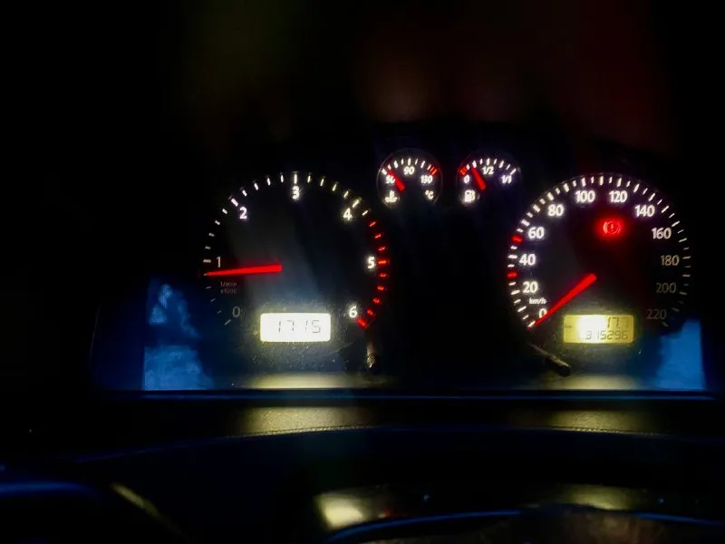 Продаю volkswagen т5 короткая база пассажир 7+1, сидения на быстросьемах что очень удобно! двигатель 1.9 без нареканий как и коробка, из недавнего был заменен картридж турбины. два комплекта колес, каждые по сезону отъездили. цена данного тс-1.2🍋+79494261207 📞 звоните: +7(949)4261207 - фотография - 4