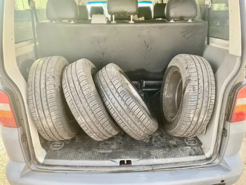 Продаю volkswagen т5 короткая база пассажир 7+1, сидения на быстросьемах что очень удобно! двигатель 1.9 без нареканий как и коробка, из недавнего был заменен картридж турбины. два комплекта колес, каждые по сезону отъездили. цена данного тс-1.2🍋+79494261207 📞 звоните: +7(949)4261207 - фотография - 6