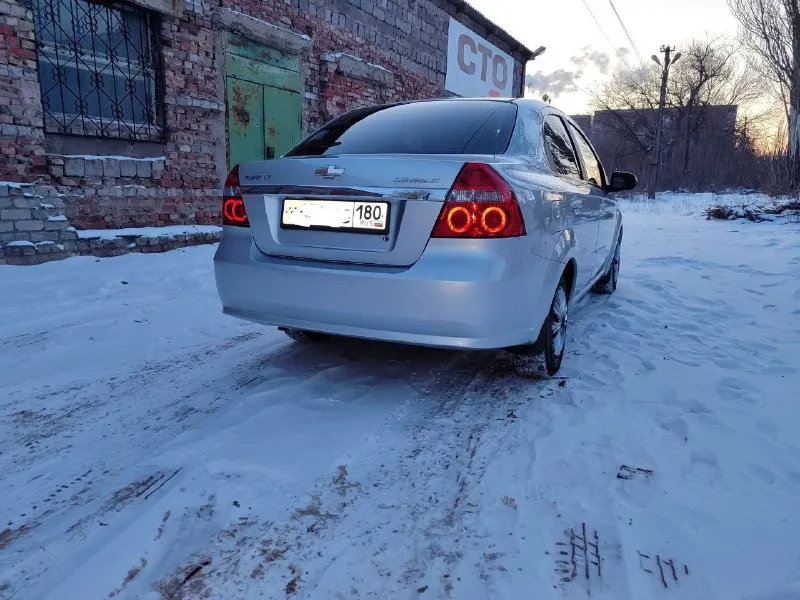 Продам chevrolet aveo 2009 года в идеальном состоянии. пробегом 174.тысячи чисто корейской сборки мотор 1.6.не сравнивать 1.2 1.4.автомобиль не имеет ни рыжиков ни коррозии автомобиль весь в заводском металле, без единого дтп весь в родном герметике все родные стёкла включая лобового, автомобиль весь обработанный автомобиль местный не пригон. автомобиль весь обслуженный была недавно заменена ремень ролики масла фильтра все новые жидкости автомобиль вся обслужено от а до я. едет как новый автомобиль хороший максимальной комплектации с кондиционером стеклоподъёмники гидроусилитель руля регулировка зеркал, abs сигнализация два ключа сервисные книги центральный замок стоит новая зимняя резина ещё летний комплект практически новый в общем два комплекта резины на дисках. по документам полный порядок я собственник оформление через мрэо цена автомобиля 575.000 тысяч российских рублей осмотр город донецк звоните плюс 7 949 449-13-80.или 79494779131 - фотография - 4