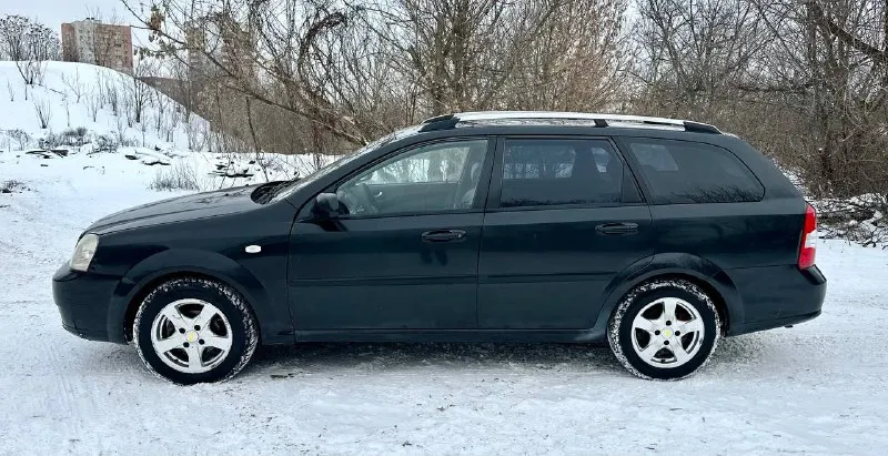 Цена 490.тыс. руб. срочно очень срочно. chevrolet лаччети 2009г. в.1.6 механика авто в хорошем состоянии для своих лет. кузов не гнилой не ржавый есть пару вмятинок не критических на фото и видио видно. работает ровно. не дымит, масло не ест. ходовая в полном порядке. коробка тоже без нариканий. салон чистый и ухоженный. хорошая комплектация. кондиционер, гур, подушки безопасности,4эл. стеклоподьемника, эл. зеркала, мульти руль,2хдиновая магнитола, центральный замок, тонеровка, зимняя резина на литых дисках. документы в полном порядке на 180учоте. юредически чистая, штрафов, запретов, ограничений нет. на учете стоит. любое переоформление. осмотр донецк. +79493114199 +79895340753 телеграмм. 📲 tg: vvv 📞 звоните: +7(949)3114199 - фотография - 4
