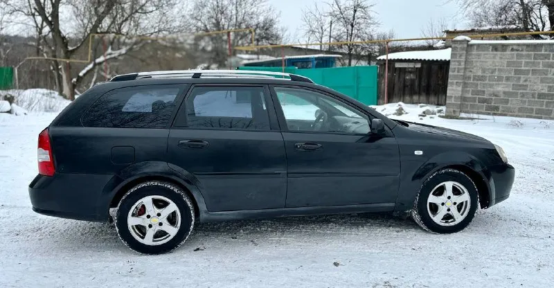 Цена 490.тыс. руб. срочно очень срочно. chevrolet лаччети 2009г. в.1.6 механика авто в хорошем состоянии для своих лет. кузов не гнилой не ржавый есть пару вмятинок не критических на фото и видио видно. работает ровно. не дымит, масло не ест. ходовая в полном порядке. коробка тоже без нариканий. салон чистый и ухоженный. хорошая комплектация. кондиционер, гур, подушки безопасности,4эл. стеклоподьемника, эл. зеркала, мульти руль,2хдиновая магнитола, центральный замок, тонеровка, зимняя резина на литых дисках. документы в полном порядке на 180учоте. юредически чистая, штрафов, запретов, ограничений нет. на учете стоит. любое переоформление. осмотр донецк. +79493114199 +79895340753 телеграмм. 📲 tg: vvv 📞 звоните: +7(949)3114199 - фотография - 5