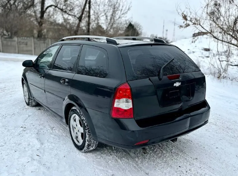 Цена 490.тыс. руб. срочно очень срочно. chevrolet лаччети 2009г. в.1.6 механика авто в хорошем состоянии для своих лет. кузов не гнилой не ржавый есть пару вмятинок не критических на фото и видио видно. работает ровно. не дымит, масло не ест. ходовая в полном порядке. коробка тоже без нариканий. салон чистый и ухоженный. хорошая комплектация. кондиционер, гур, подушки безопасности,4эл. стеклоподьемника, эл. зеркала, мульти руль,2хдиновая магнитола, центральный замок, тонеровка, зимняя резина на литых дисках. документы в полном порядке на 180учоте. юредически чистая, штрафов, запретов, ограничений нет. на учете стоит. любое переоформление. осмотр донецк. +79493114199 +79895340753 телеграмм. 📲 tg: vvv 📞 звоните: +7(949)3114199 - фотография - 6