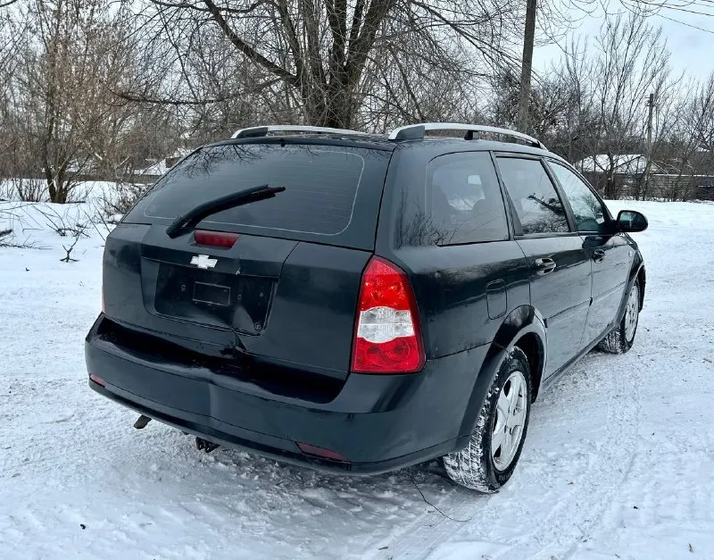Цена 490.тыс. руб. срочно очень срочно. chevrolet лаччети 2009г. в.1.6 механика авто в хорошем состоянии для своих лет. кузов не гнилой не ржавый есть пару вмятинок не критических на фото и видио видно. работает ровно. не дымит, масло не ест. ходовая в полном порядке. коробка тоже без нариканий. салон чистый и ухоженный. хорошая комплектация. кондиционер, гур, подушки безопасности,4эл. стеклоподьемника, эл. зеркала, мульти руль,2хдиновая магнитола, центральный замок, тонеровка, зимняя резина на литых дисках. документы в полном порядке на 180учоте. юредически чистая, штрафов, запретов, ограничений нет. на учете стоит. любое переоформление. осмотр донецк. +79493114199 +79895340753 телеграмм. 📲 tg: vvv 📞 звоните: +7(949)3114199 - фотография - 7