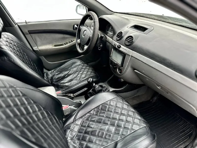 Цена 490.тыс. руб. срочно очень срочно. chevrolet лаччети 2009г. в.1.6 механика авто в хорошем состоянии для своих лет. кузов не гнилой не ржавый есть пару вмятинок не критических на фото и видио видно. работает ровно. не дымит, масло не ест. ходовая в полном порядке. коробка тоже без нариканий. салон чистый и ухоженный. хорошая комплектация. кондиционер, гур, подушки безопасности,4эл. стеклоподьемника, эл. зеркала, мульти руль,2хдиновая магнитола, центральный замок, тонеровка, зимняя резина на литых дисках. документы в полном порядке на 180учоте. юредически чистая, штрафов, запретов, ограничений нет. на учете стоит. любое переоформление. осмотр донецк. +79493114199 +79895340753 телеграмм. 📲 tg: vvv 📞 звоните: +7(949)3114199 - фотография - 9