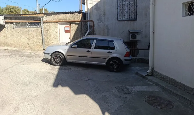 Продам гольф 4 2000г, двс 1.6 8 кл после капитального ремонта прошел 30т масло не берет ни грамма, кпп автомат всё на отлично работает, ходовая перебралась, короче авто без вложений варить красить ничего не нужно два комплекта резины лето новое в месте с дисками литыми р 16, цена 650 т руб информация по тел 79495236649 донецк оформление без проблем 📲 tg: великий 📞 звоните: +7(949)5236649 - фотография - 2