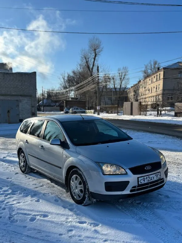 Ford focus 2. ford фокус 2 пробег 250.000км двигатель 1,6 бензин, атмосферный, простой и надежный. кпп механика. ошибок нет, работает отлично, масло не берет. полностью обслужен, течей и запотеваний нет. в продаже живой универсал, машина местная, до этого пригонялась с европы, не путайте с российской сборкой. по кузову в хорошем состоянии. родной окрас, за исключением пары элементов и то без шпаклевки, толщиномер могу предоставить. в дтп не участвовала, все герметики, сварные точки и т. д родные. дно, пороги в отличном состоянии, любые проверки на подъемнике. в комплектации рабочий кондей, стеклоподъемники, подогревы заднего стекла и зеркал, стабилизация, парктроники. все функции работают. новая зимняя резина. лобовое без трещин. два ключа. из недавнего заменили: комплект грм с помпой, комплект сцепления, масло, антифриз, тормозные диски и колодки. находится в макеевке, звонить в любое время +79493594733 495.000 торг у капота 📲 tg: @killreall17 📞 звоните: +7(949)3594733 - фотография - 3