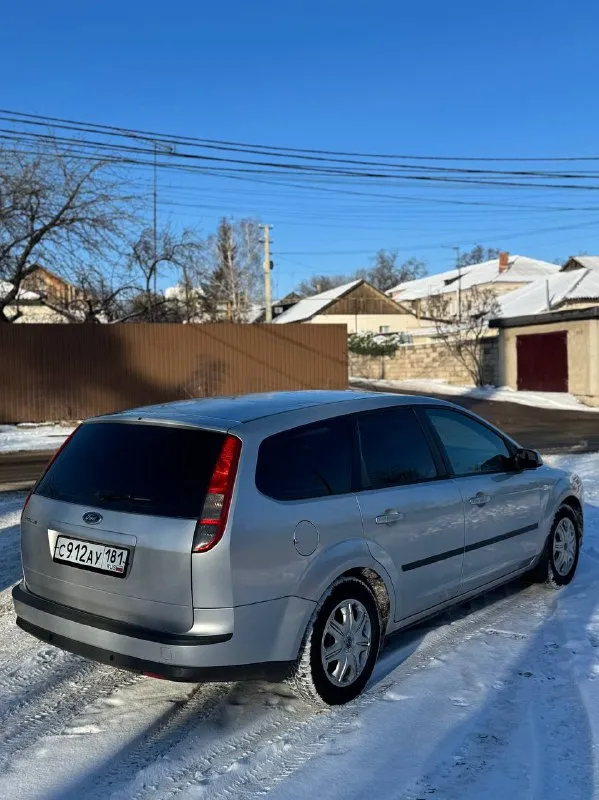 Ford focus 2. ford фокус 2 пробег 250.000км двигатель 1,6 бензин, атмосферный, простой и надежный. кпп механика. ошибок нет, работает отлично, масло не берет. полностью обслужен, течей и запотеваний нет. в продаже живой универсал, машина местная, до этого пригонялась с европы, не путайте с российской сборкой. по кузову в хорошем состоянии. родной окрас, за исключением пары элементов и то без шпаклевки, толщиномер могу предоставить. в дтп не участвовала, все герметики, сварные точки и т. д родные. дно, пороги в отличном состоянии, любые проверки на подъемнике. в комплектации рабочий кондей, стеклоподъемники, подогревы заднего стекла и зеркал, стабилизация, парктроники. все функции работают. новая зимняя резина. лобовое без трещин. два ключа. из недавнего заменили: комплект грм с помпой, комплект сцепления, масло, антифриз, тормозные диски и колодки. находится в макеевке, звонить в любое время +79493594733 495.000 торг у капота 📲 tg: @killreall17 📞 звоните: +7(949)3594733 - фотография - 4