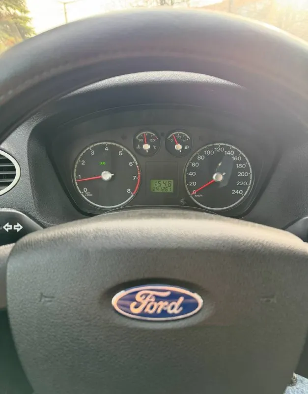 Ford focus 2. ford фокус 2 пробег 250.000км двигатель 1,6 бензин, атмосферный, простой и надежный. кпп механика. ошибок нет, работает отлично, масло не берет. полностью обслужен, течей и запотеваний нет. в продаже живой универсал, машина местная, до этого пригонялась с европы, не путайте с российской сборкой. по кузову в хорошем состоянии. родной окрас, за исключением пары элементов и то без шпаклевки, толщиномер могу предоставить. в дтп не участвовала, все герметики, сварные точки и т. д родные. дно, пороги в отличном состоянии, любые проверки на подъемнике. в комплектации рабочий кондей, стеклоподъемники, подогревы заднего стекла и зеркал, стабилизация, парктроники. все функции работают. новая зимняя резина. лобовое без трещин. два ключа. из недавнего заменили: комплект грм с помпой, комплект сцепления, масло, антифриз, тормозные диски и колодки. находится в макеевке, звонить в любое время +79493594733 495.000 торг у капота 📲 tg: @killreall17 📞 звоните: +7(949)3594733 - фотография - 7