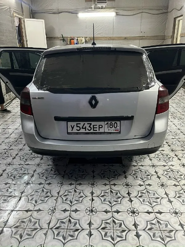 Продам renault laguna iii, 2011 год, 1.5 отличный, надёжный французский автомобиль, который радует экономичностью и комфортом. пробег — 260 000 км, мотор работает ровно, тянет уверенно, едет очень достойно. 🔥 комплектация и удобства: 4 электростеклоподъёмника подогрев сидений электрорегулировка и память сидений электрозеркала + подогрев abs, esp круиз-контроль 2-зонный климат-контроль безключевой доступ, кнопка start/stop 🔧 обслуживание: машина полностью обслужена, вложений не требует. 1 000 км назад заменено сцепление с маховиком летом была установлена новая турбина прошлой зимой обслужена ходовая часть 💰 цена: 480 000 ₽ ⭕ возможен обмен ⭕ авто на временном учёте, при продаже оформляем доверенность 📞 дополнительная информация: +7 949 646 58 21 📞 звоните: +7(949)6465821 - фотография - 8