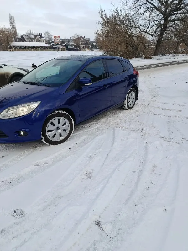 Продам ford focus 3 год 2014 двигатель 1.6(125л. с) кпп автомат пробег 146 тыс. автомобиль в идеальном состоянии для своих лет, без ржавчины и гнили, автомобиль весь в заводском окрасе, ни один болт не кручен, без дтп, автотека зелёная, двигатель, кпп, ходовая на отлично вложений не требует сел и поехал, кпп обслужено с заменой сцепления, поменян грм, свежая зимняя резина комплектация:климат контроль, эл. зеркала, подогрев лобового, подогрев сидений, стеклоподъёмники, парк троник, мультируль. юридически чистый, могу присутствовать при переоформлении в мрео цена 925тыс. торг уместен осмотр макеевка тел +79493179960 телеграм +79493179960. 📞 звоните: +7(949)3179960 - фотография - 3