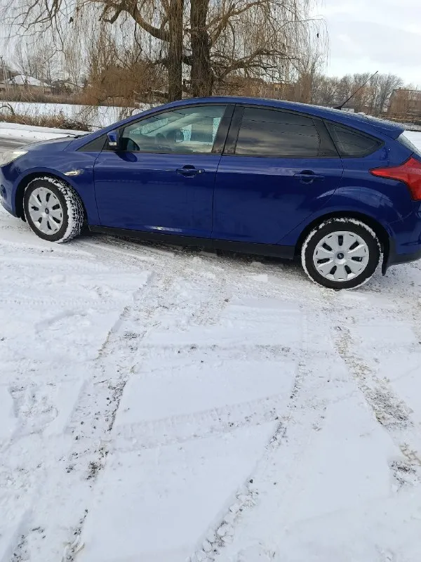 Продам ford focus 3 год 2014 двигатель 1.6(125л. с) кпп автомат пробег 146 тыс. автомобиль в идеальном состоянии для своих лет, без ржавчины и гнили, автомобиль весь в заводском окрасе, ни один болт не кручен, без дтп, автотека зелёная, двигатель, кпп, ходовая на отлично вложений не требует сел и поехал, кпп обслужено с заменой сцепления, поменян грм, свежая зимняя резина комплектация:климат контроль, эл. зеркала, подогрев лобового, подогрев сидений, стеклоподъёмники, парк троник, мультируль. юридически чистый, могу присутствовать при переоформлении в мрео цена 925тыс. торг уместен осмотр макеевка тел +79493179960 телеграм +79493179960. 📞 звоните: +7(949)3179960 - фотография - 4