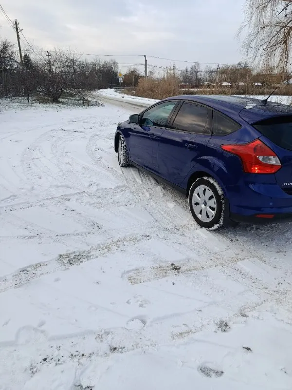 Продам ford focus 3 год 2014 двигатель 1.6(125л. с) кпп автомат пробег 146 тыс. автомобиль в идеальном состоянии для своих лет, без ржавчины и гнили, автомобиль весь в заводском окрасе, ни один болт не кручен, без дтп, автотека зелёная, двигатель, кпп, ходовая на отлично вложений не требует сел и поехал, кпп обслужено с заменой сцепления, поменян грм, свежая зимняя резина комплектация:климат контроль, эл. зеркала, подогрев лобового, подогрев сидений, стеклоподъёмники, парк троник, мультируль. юридически чистый, могу присутствовать при переоформлении в мрео цена 925тыс. торг уместен осмотр макеевка тел +79493179960 телеграм +79493179960. 📞 звоните: +7(949)3179960 - фотография - 7