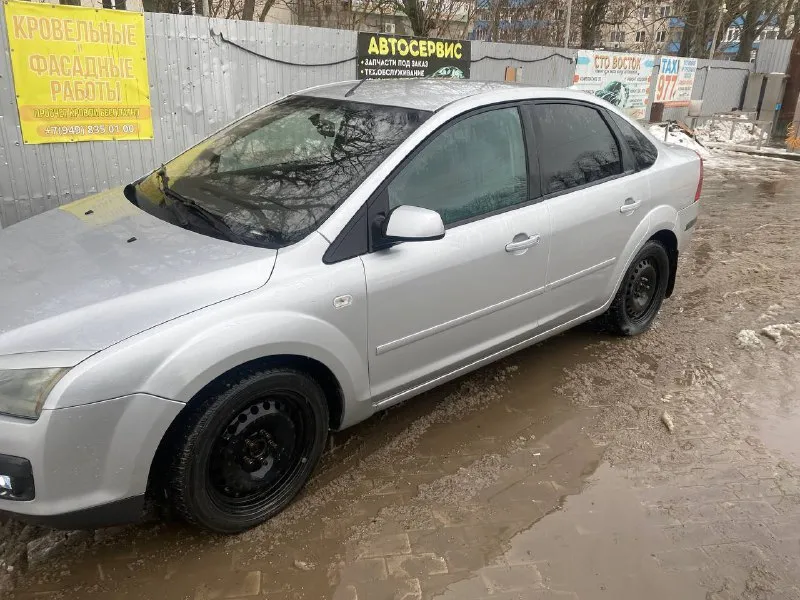 Продам форд фокус 2007 пробег 376 000 1.8 турбо дизель механика внешнее состояние очень хороший, работает без нареканий на двигатель и коробка салон ухоженный цена 580т. р торг у капота автомобиль в мариуполе ! 89022686628 - фотография - 3