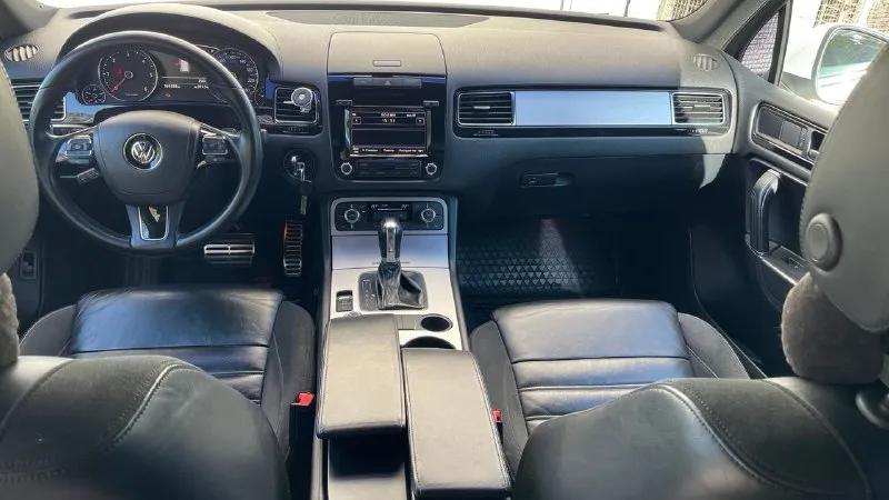 Volkswagen touareg 3.0 tdi, 2012 г. я первый и единственный владелец, куплен у официального дилера. в дтп не участвовал. надёжный, ухоженный полноприводный автомобиль, полностью готовый к эксплуатации. в отличном техническом состоянии, обслуживался своевременно, все то пройдены, есть сервисная история. пробег родной — 165 000 км, подтверждён. техническая часть: • двигатель работает ровно, без посторонних звуков • -8 ст. aisin (япония) — обслужена, работает идеально • подвеска без стуков • новые тормозные диски, черный потолок, шторки окон. • постоянный полный привод. комфорт и особенности: • дополнительный топливный бак 100 л — запас хода до ~1500 км • автономный программируемый отопитель webasto. • мультируль, с подогревом. • электрозеркала с подогревом. • комфортные сиденья с электрорегулировками. • салон в отличном состоянии, в машине не курили • зимняя резина (производство germany) юридически чист: • полный комплект ключей и документов • к 📞 звоните: +7(949)3933633 - фотография - 2