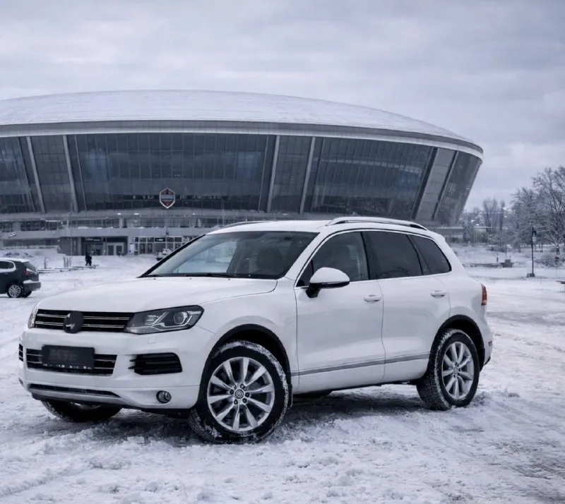 Volkswagen touareg 3.0 tdi, 2012 г. я первый и единственный владелец, куплен у официального дилера. в дтп не участвовал. надёжный, ухоженный полноприводный автомобиль, полностью готовый к эксплуатации. в отличном техническом состоянии, обслуживался своевременно, все то пройдены, есть сервисная история. пробег родной — 165 000 км, подтверждён. техническая часть: • двигатель работает ровно, без посторонних звуков • -8 ст. aisin (япония) — обслужена, работает идеально • подвеска без стуков • новые тормозные диски, черный потолок, шторки окон. • постоянный полный привод. комфорт и особенности: • дополнительный топливный бак 100 л — запас хода до ~1500 км • автономный программируемый отопитель webasto. • мультируль, с подогревом. • электрозеркала с подогревом. • комфортные сиденья с электрорегулировками. • салон в отличном состоянии, в машине не курили • зимняя резина (производство germany) юридически чист: • полный комплект ключей и документов • к 📞 звоните: +7(949)3933633 - фотография - 3